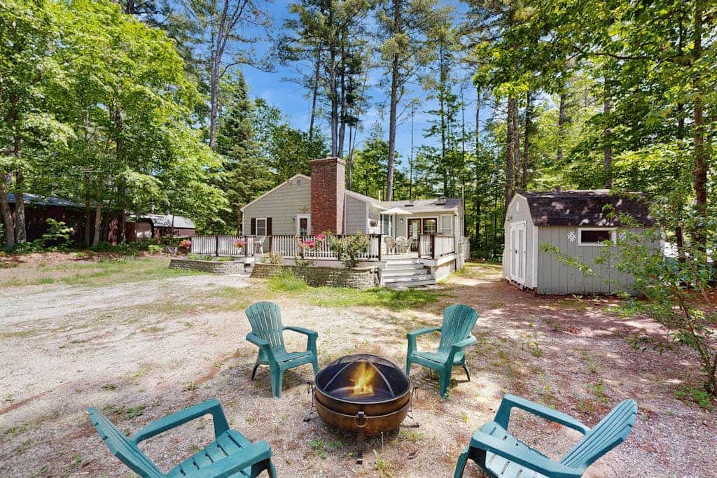 Cozy Dog Friendly Cottage w/ large deck, firepit, partial a/c & walk to lake