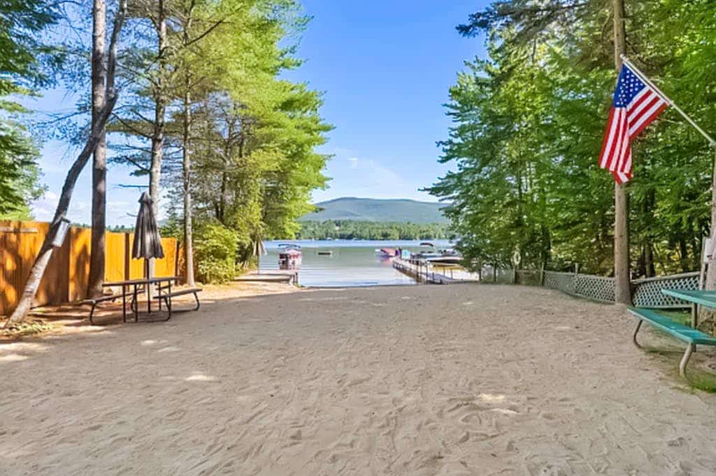 Cozy Dog Friendly Cottage w/ large deck, firepit, partial a/c & walk to lake
