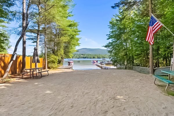 Cozy Dog Friendly Cottage w/ large deck, firepit, partial a/c & walk to lake