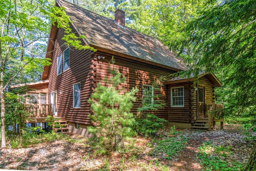 Charming lakefront cabin with private dock, deck & screened porch