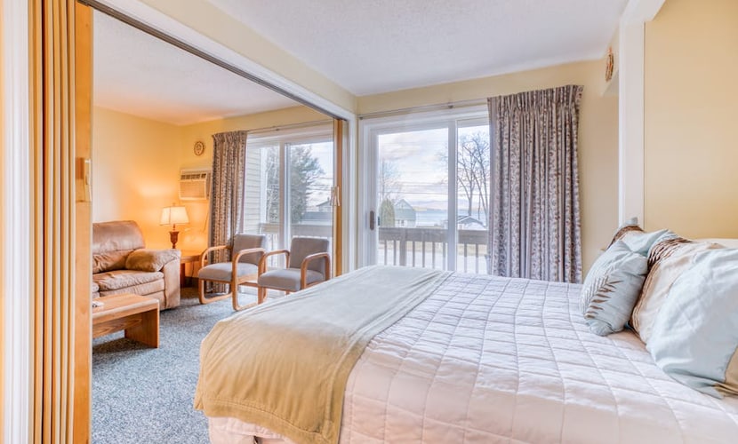Lakeview condo with tennis, sauna, shared pool & a private beach