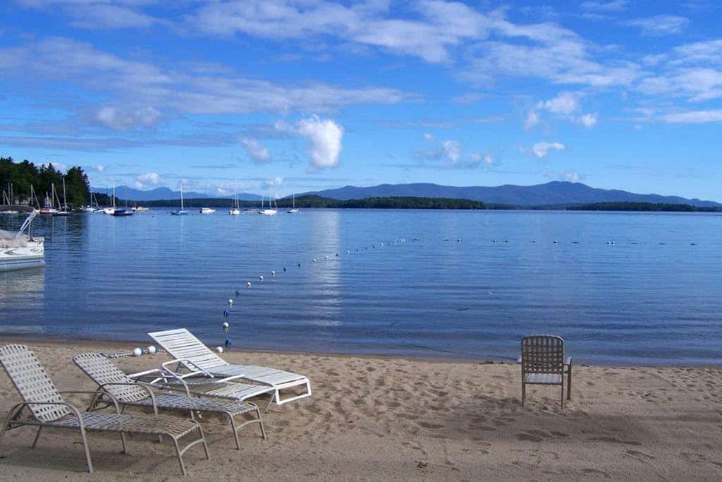 Lakeview condo with tennis, sauna, shared pool & a private beach