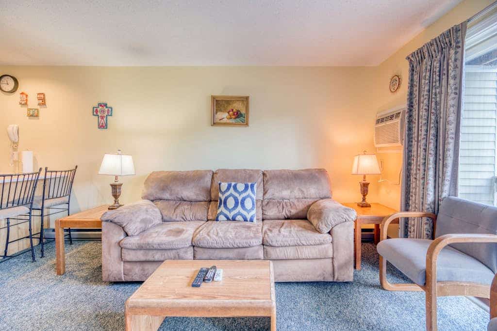 Lakeview condo with tennis, sauna, shared pool & a private beach