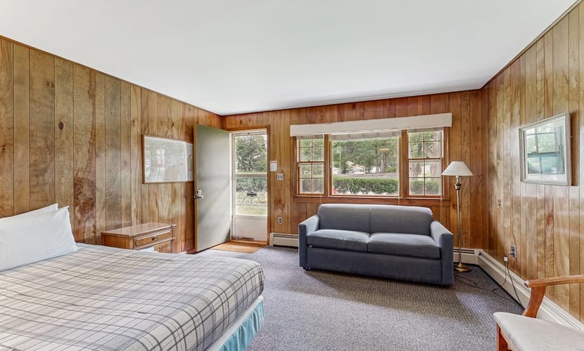 Cozy hotel-style suite right on the water, shared patio, free WiFi