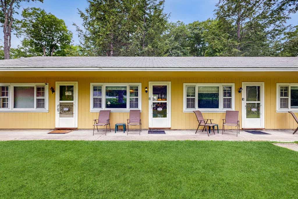 Cozy hotel-style suite right on the water, shared patio, free WiFi