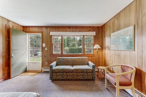 Terrific studio suite right on the water w/free WiFi, bay views, kitchenette