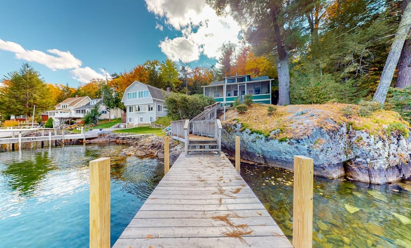 Charming dog-friendly lakefront cottage with private dock & community beach