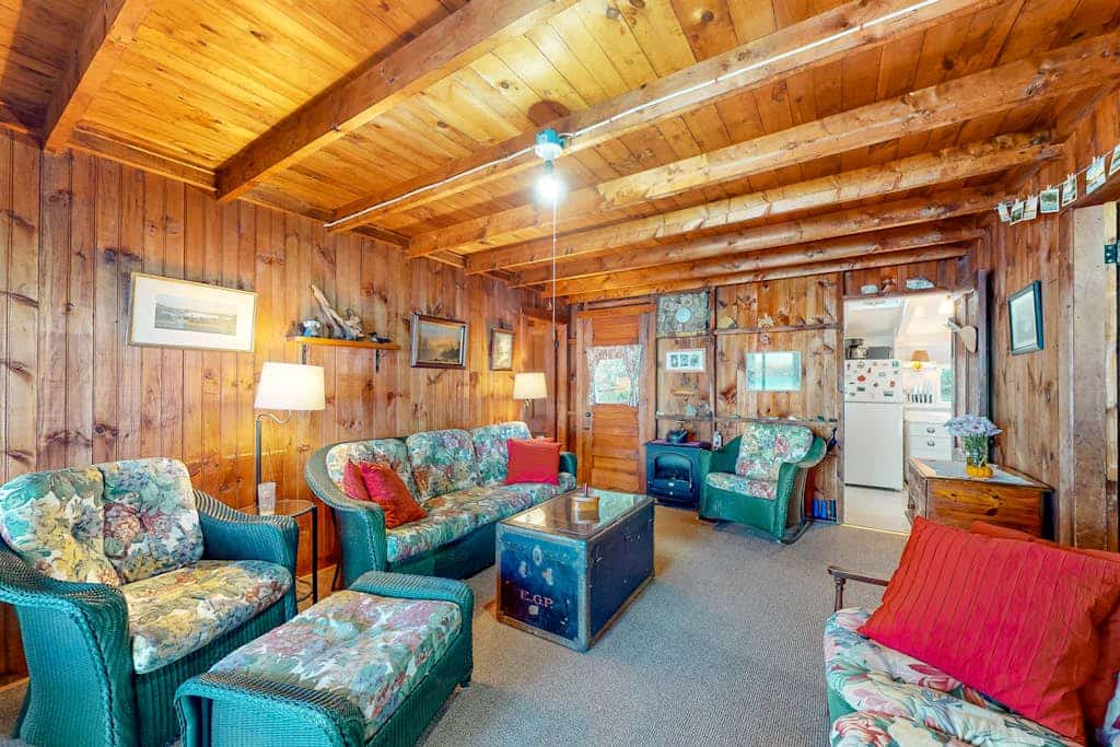 Charming dog-friendly lakefront cottage with private dock & community beach