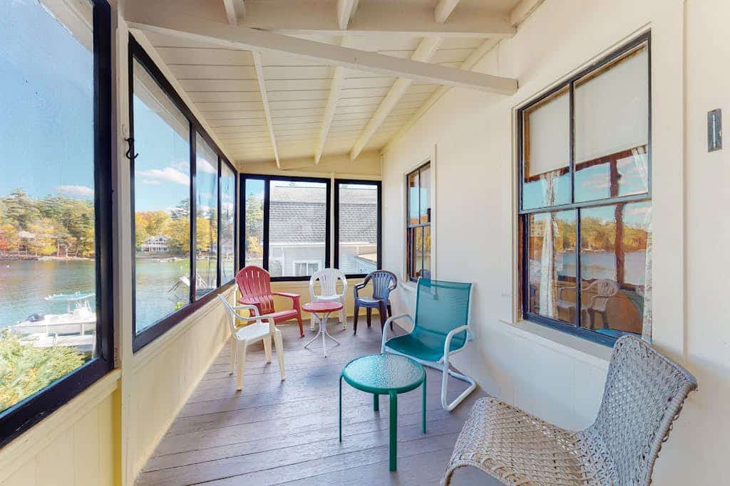 Charming dog-friendly lakefront cottage with private dock & community beach
