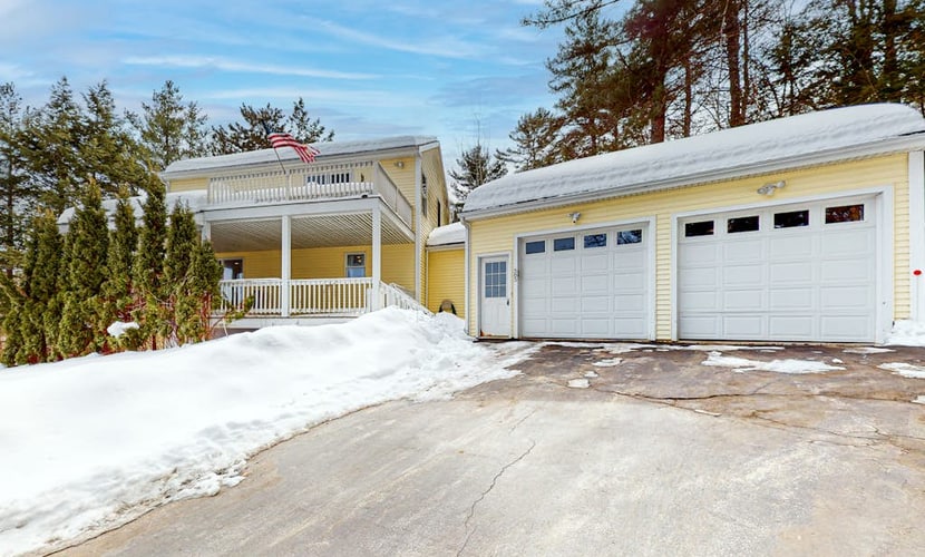 Dog-friendly home with beach access, washer/dryer, gas grill, streaming services