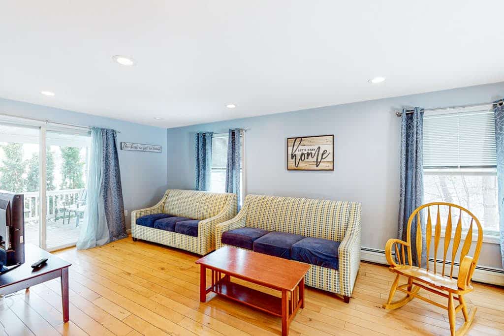 Dog-friendly home with beach access, washer/dryer, gas grill, streaming services