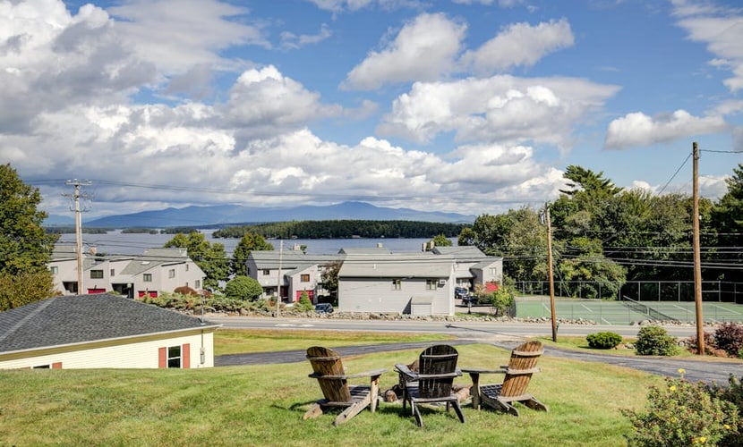Single-story home overlooking Lake Winnipesaukee with firepit, fireplace & WiFi