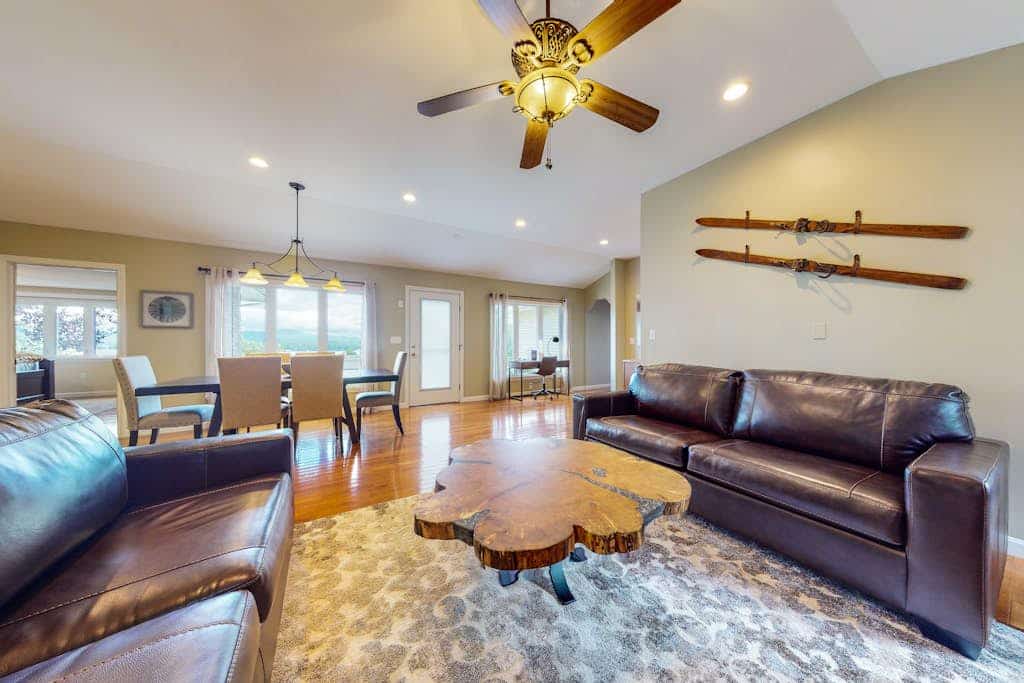 Single-story home overlooking Lake Winnipesaukee with firepit, fireplace & WiFi