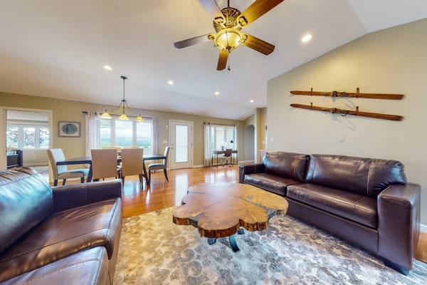 Single-story home overlooking Lake Winnipesaukee with firepit, fireplace & WiFi