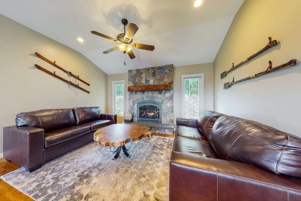 Single-story home overlooking Lake Winnipesaukee with firepit, fireplace & WiFi