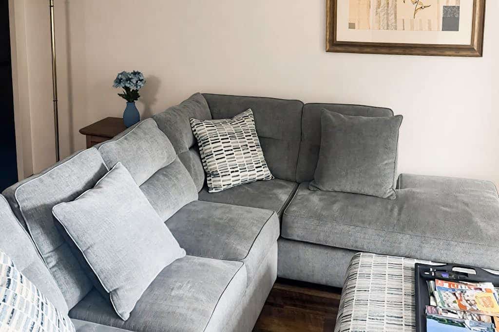 Charming lakeside condo with pool, tennis, balcony, & fast WiFi