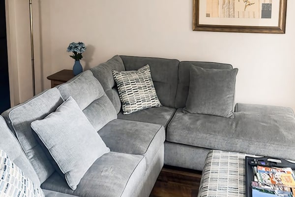 Charming lakeside condo with pool, tennis, balcony, & fast WiFi