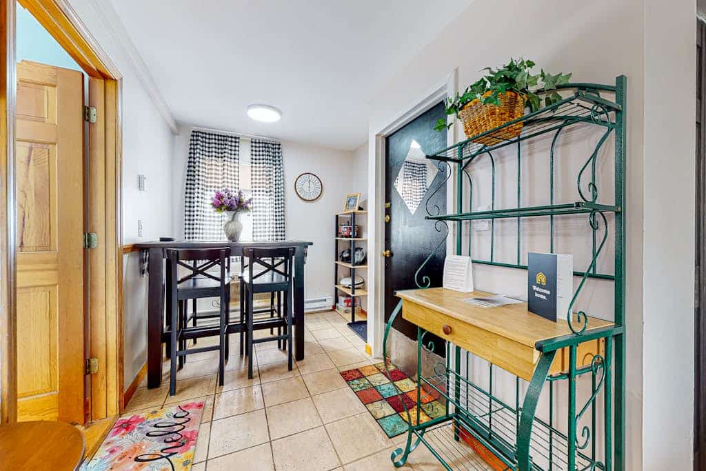 Charming lakeside condo with pool, tennis, balcony, & fast WiFi