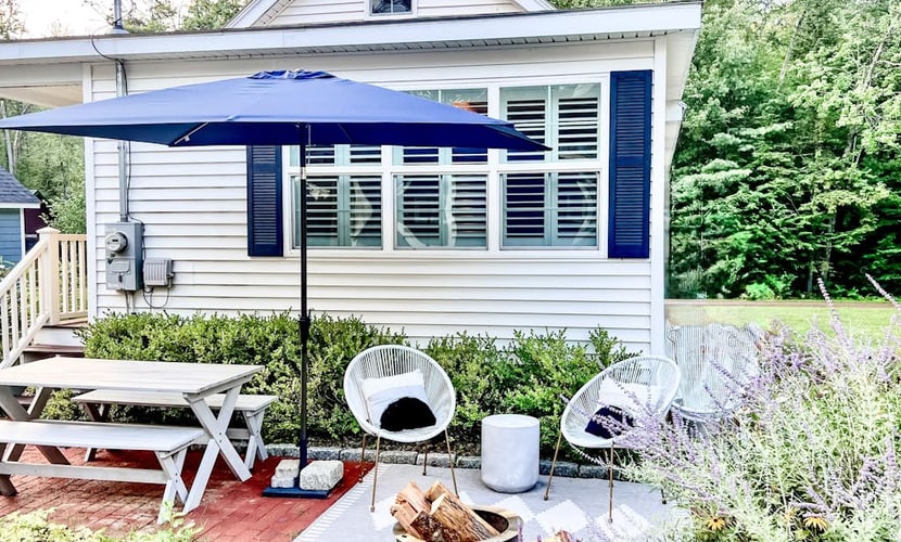 Quintessential lakeside cottage with swimming, picnic tables, & mountain view
