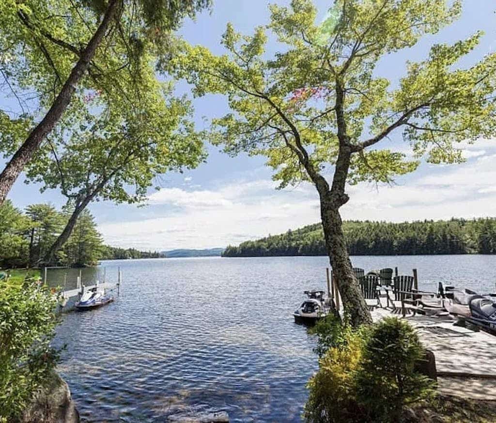 Quintessential lakeside cottage with swimming, picnic tables, & mountain view