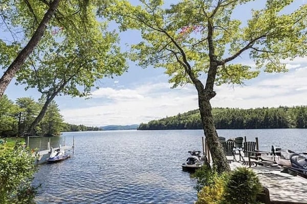 Quintessential lakeside cottage with swimming, picnic tables, & mountain view