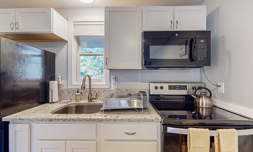 Third-floor resort condo with pool & tennis, walk to Lake Winnipesaukee beach