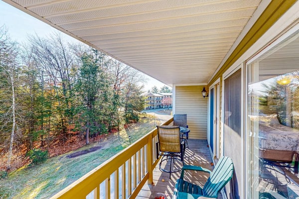 Third-floor resort condo with pool & tennis, walk to Lake Winnipesaukee beach
