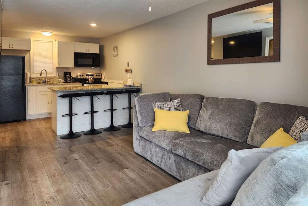 Third-floor resort condo with pool & tennis, walk to Lake Winnipesaukee beach