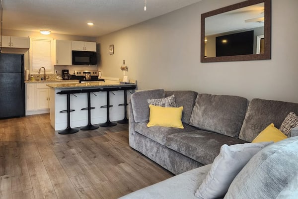 Third-floor resort condo with pool & tennis, walk to Lake Winnipesaukee beach
