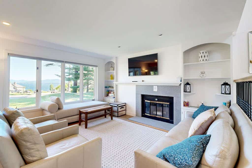 Tranquil lakeside retreat with beach access, pool, firepit, & lovely patio views