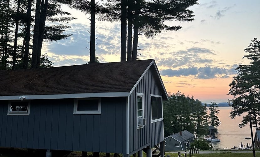 Charming cottage with beach access, a grill, dock, & nearby golf