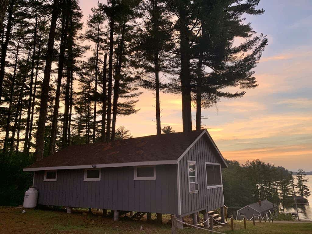 Charming cottage with beach access, a grill, dock, & nearby golf