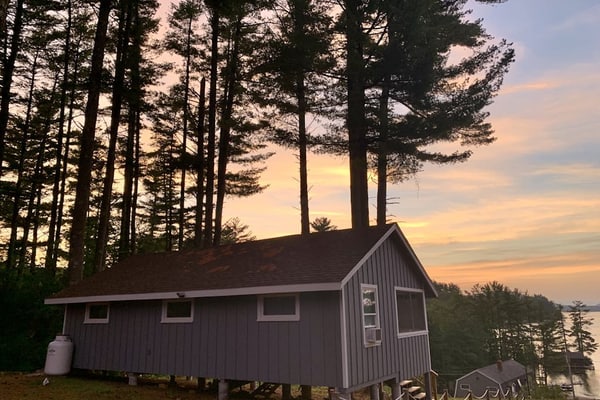 Charming cottage with beach access, a grill, dock, & nearby golf