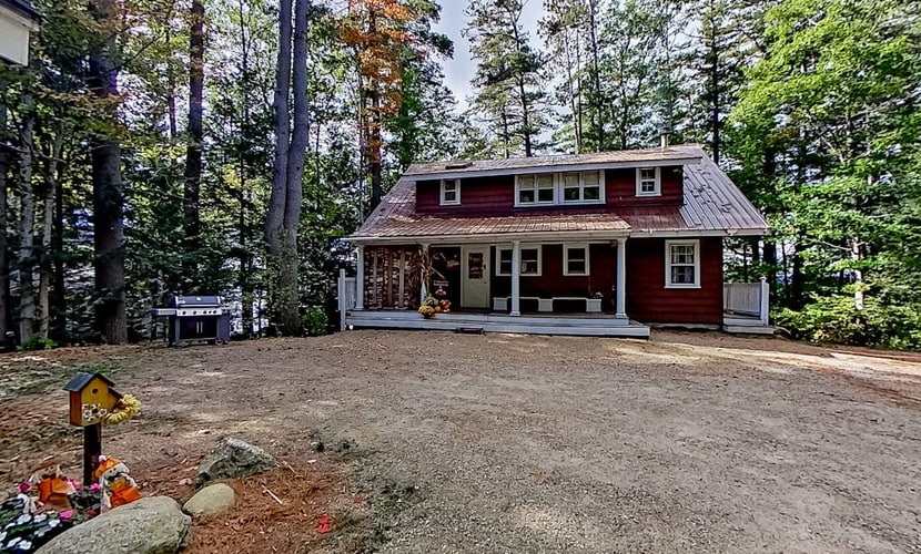 Dog-friendly lakefront cottage with private dock, air hockey, water access, W/D