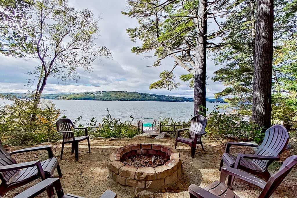 Dog-friendly lakefront cottage with private dock, air hockey, water access, W/D
