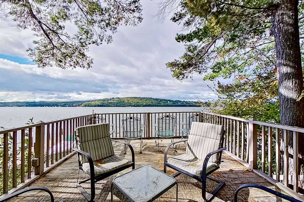 Dog-friendly lakefront cottage with private dock, air hockey, water access, W/D