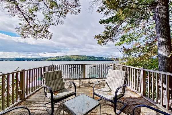 Dog-friendly lakefront cottage with private dock, air hockey, water access, W/D