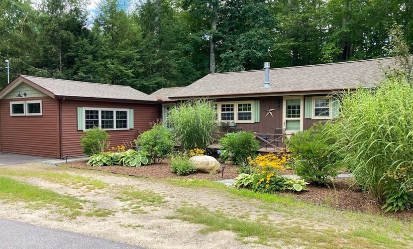 Cottage with tennis, basketball, beach access, fireplace & firepit
