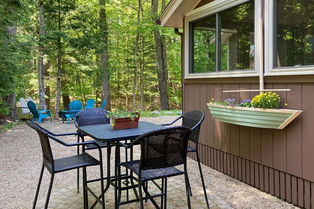 Cottage with tennis, basketball, beach access, fireplace & firepit
