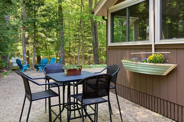 Cottage with tennis, basketball, beach access, fireplace & firepit