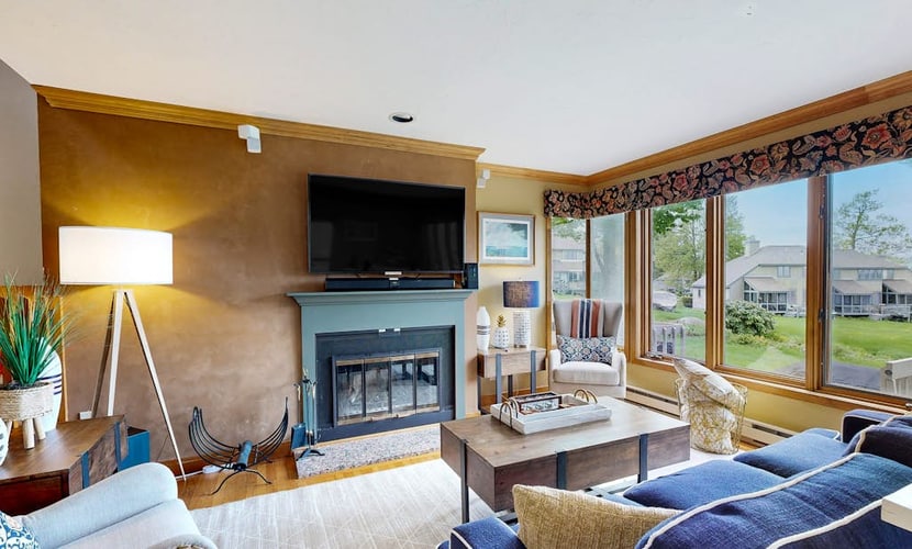 Lake-view townhome with lakefront swimming, pools, tennis/pickleball
