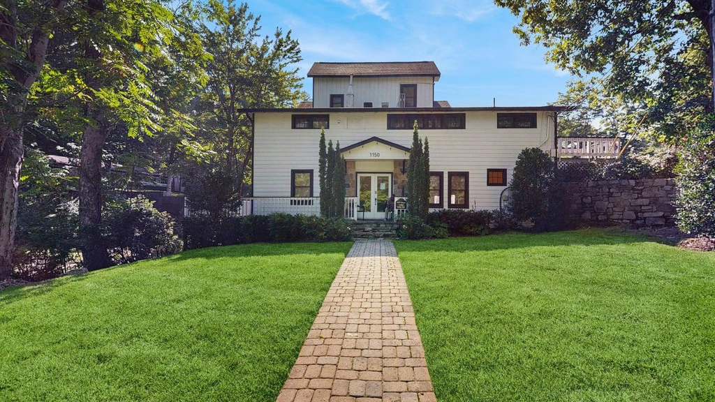 Relax, Recharge & Enjoy Lake Life in Flat Rock