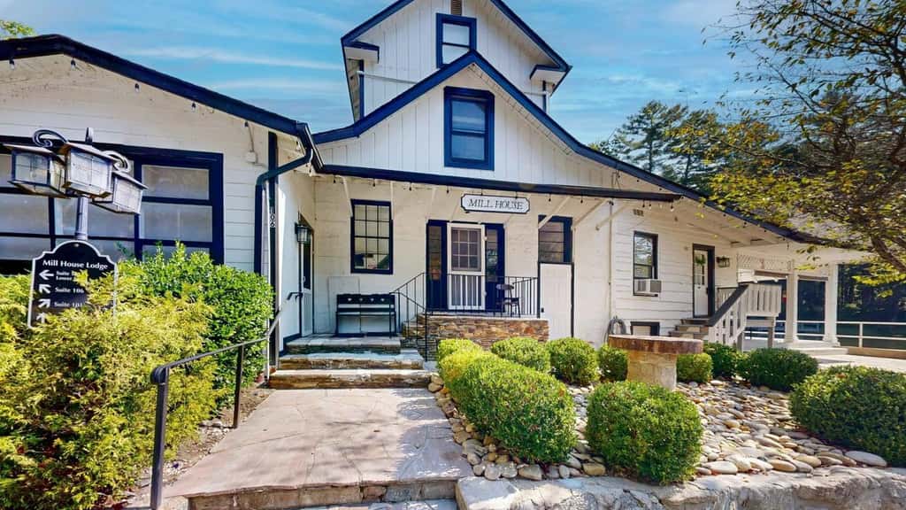 Relax, Recharge & Enjoy Lake Life in Flat Rock