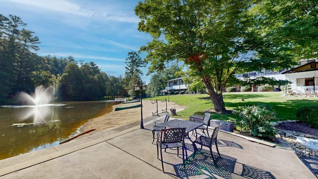 Relax, Recharge & Enjoy Lake Life in Flat Rock