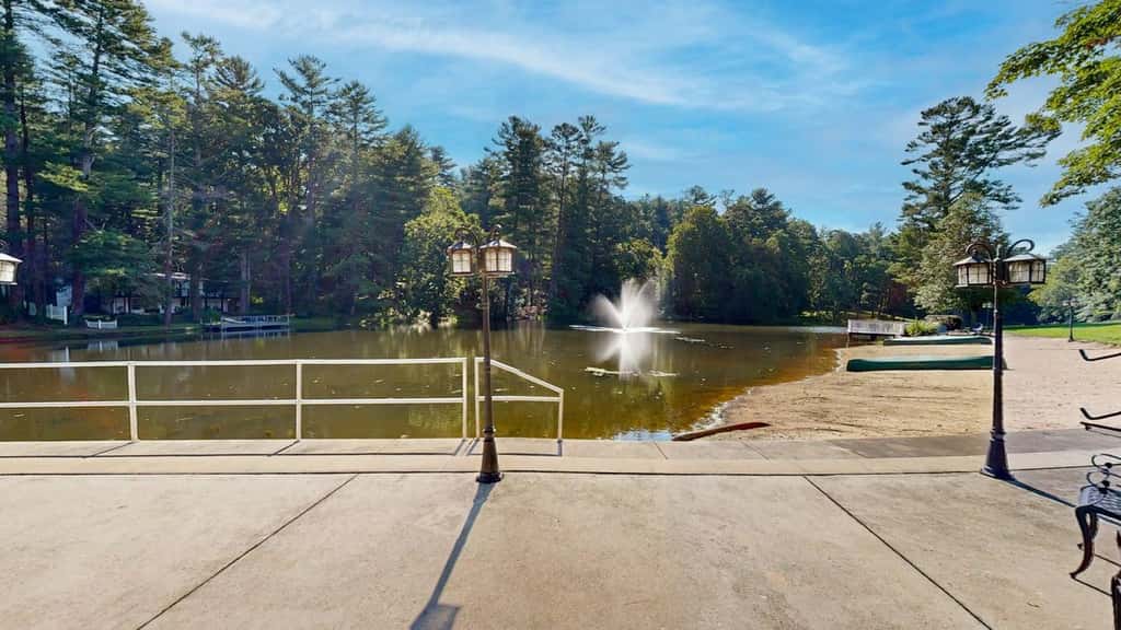 Relax, Recharge & Enjoy Lake Life in Flat Rock