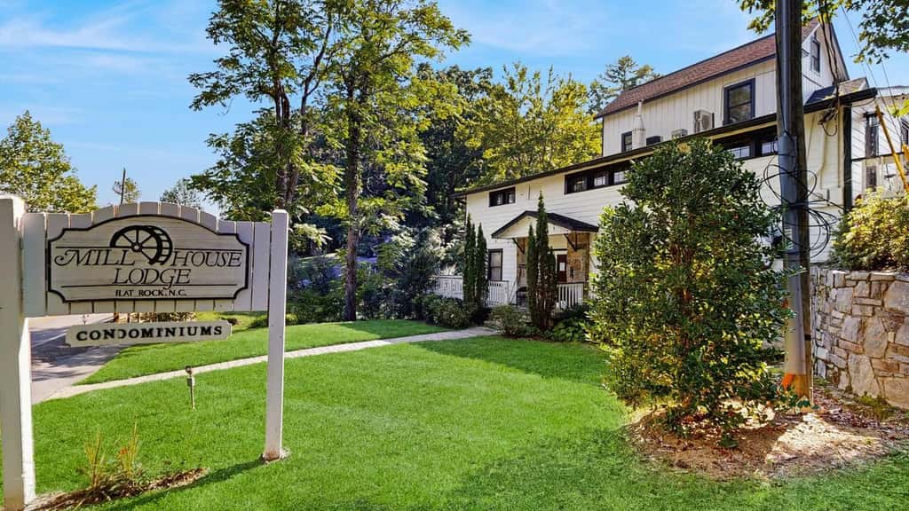 Relax, Recharge & Enjoy Lake Life in Flat Rock