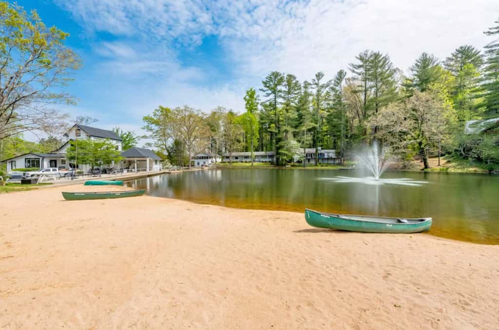 Relax, Recharge & Enjoy Lake Life in Flat Rock