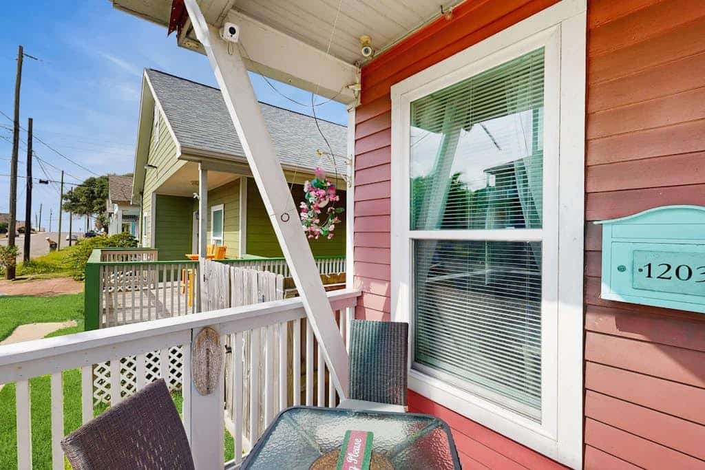 Cozy bungalow near beach with free WiFi, full kitchen, & washer/dryer
