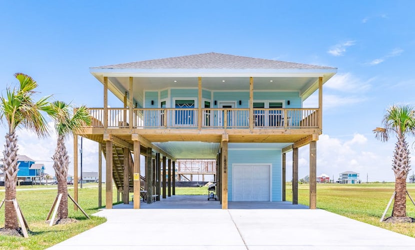 Home near the beach with large deck, gas grill, patio, outdoor shower & W/D
