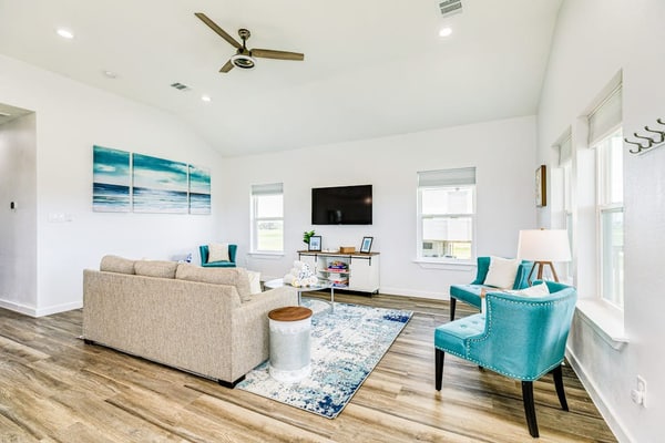 Home near the beach with large deck, gas grill, patio, outdoor shower & W/D